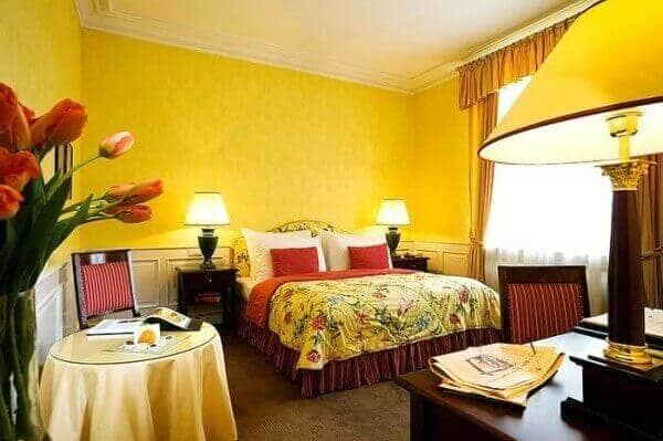 Спальная комната в жёлтом цвете